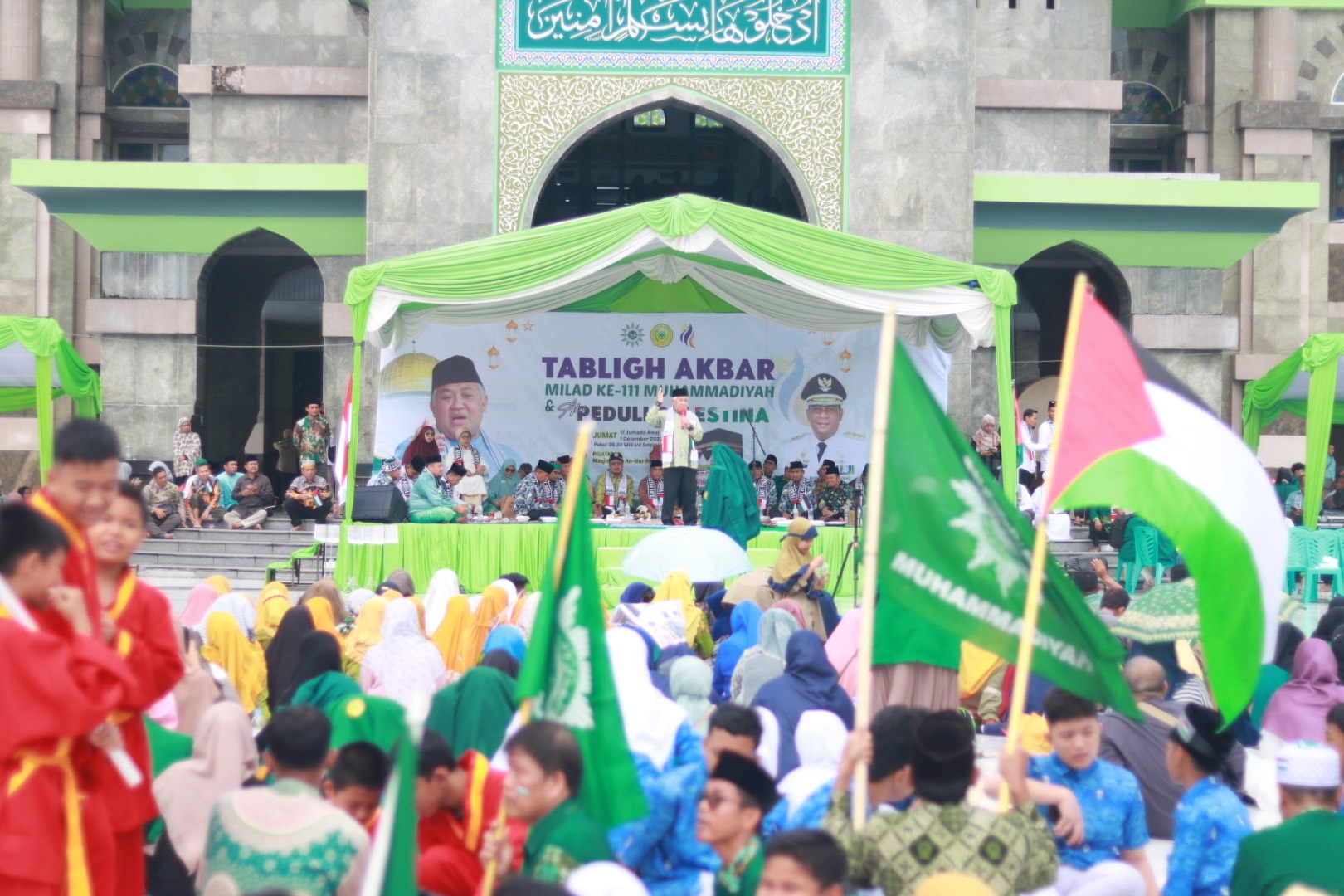 Mantan Ketua Pengurus Pusat  Muhammadiyah Din Syamsuddin memberikan tausiah saat tablig akbar di puncak Milad Muhammadiyah ke-111 di Masjid Raya An-Nur Riau, Jumat (1/12/2023).